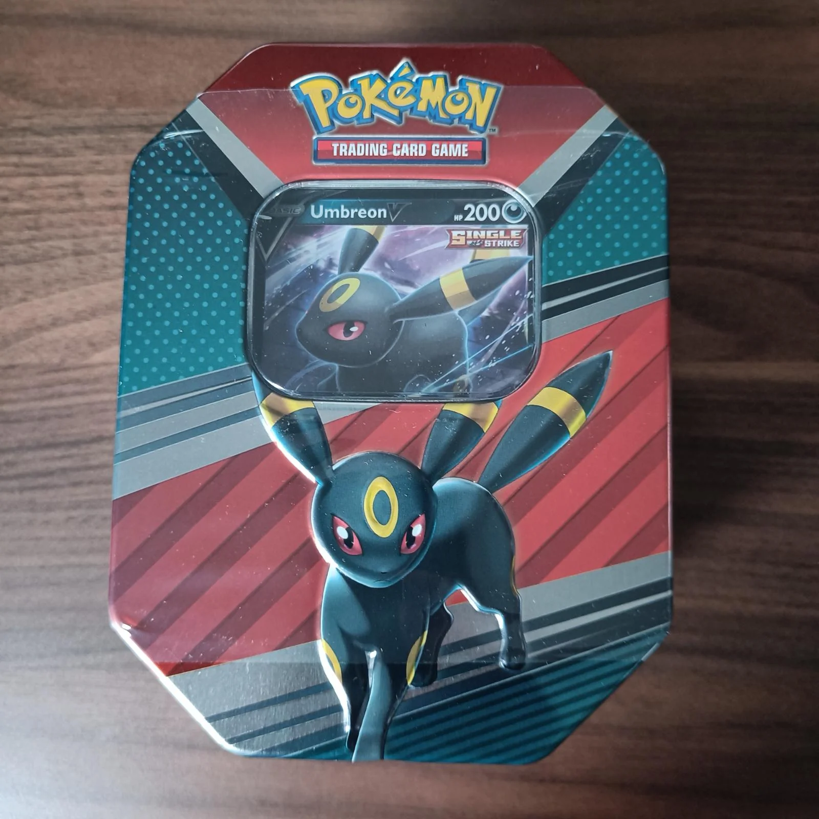 Photo of V Heroes Umbreon Tin